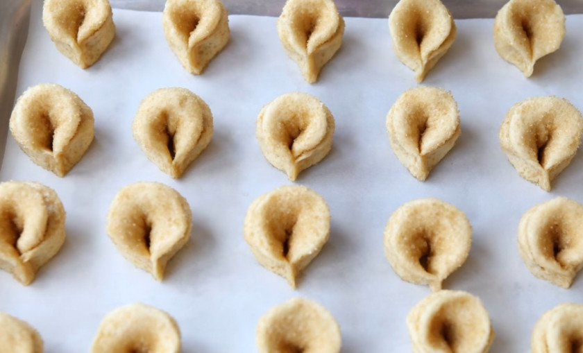 1. Этап. Творожное печенье Розочки: 6. Выложите печенье на застеленный пергаментной бумагой противень, выпекайте в разогретой до 200 градусов духовке 20-25 минут.