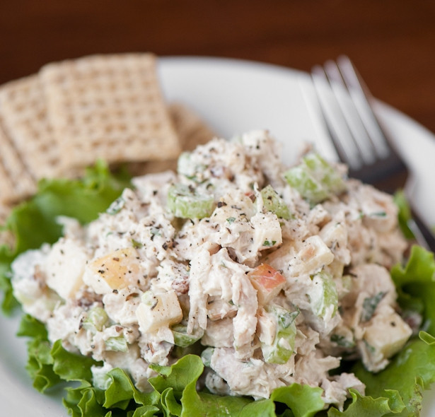 1. Этап. Диетический салат с индейкой: Можете подавать готовый диетический салат с индейкой с хлебцами. Приятного аппетита!