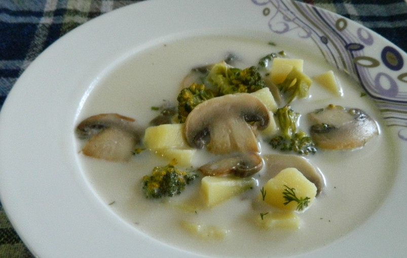 1. Этап. Сырный суп с шампиньонами и брокколи: Дайте готовому супу настояться под крышкой 10 минут. Приятного аппетита!