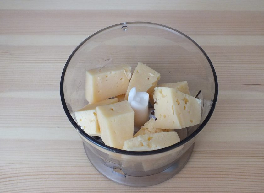 1. Этап. Пельмени с сыром и мясом: Сделайте фарш для пельменей. Сыр нарежьте кусочками и измельчите в блендере. После измельчите в кашицу лук.