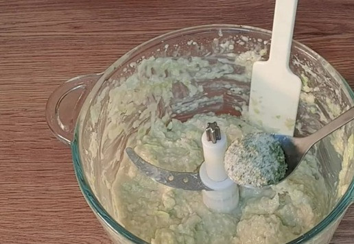 1. Этап. Капустники с индейкой: 9. Затем всыпать специи 1 ч. л. (соль. перец, сухие и измельченные: чеснок, лук, укроп и петрушка), перемешать и взять на пробу.