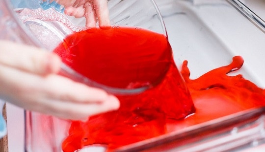 1. Этап. Низкокалорийный торт: 3. Подготовьте форму, капните в неё чуточку масла, которое затем разотрите салфеткой, чтобы наш торт низкокалорийный в домашних условиях хорошо выходил из формы. Вылейте аккуратно в форму.