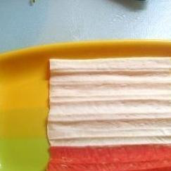 1. Этап. Крабовый торт: Берем крабовую палочку, аккуратненько разворачиваем ее так, как показано на фотографии - чтобы она стала как блин.