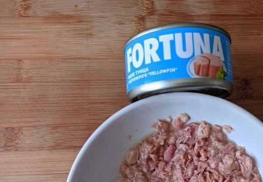 1. Этап. Крабовые палочки, фаршированные тунцом и сыром: Для приготовления закуски берём консервированный тунец. Без жидкости. У меня - ТМ FORTUNA. Разминаем тунец вилкой.