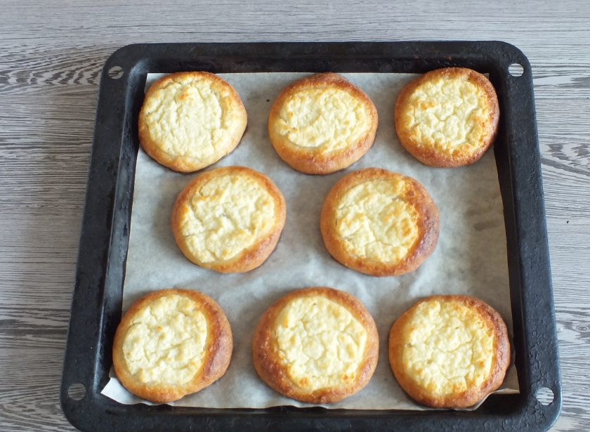 1. Этап. Пресные ватрушки с творогом: Готовые, румяные ватрушки достаньте из духовки. Переложите и охладите.