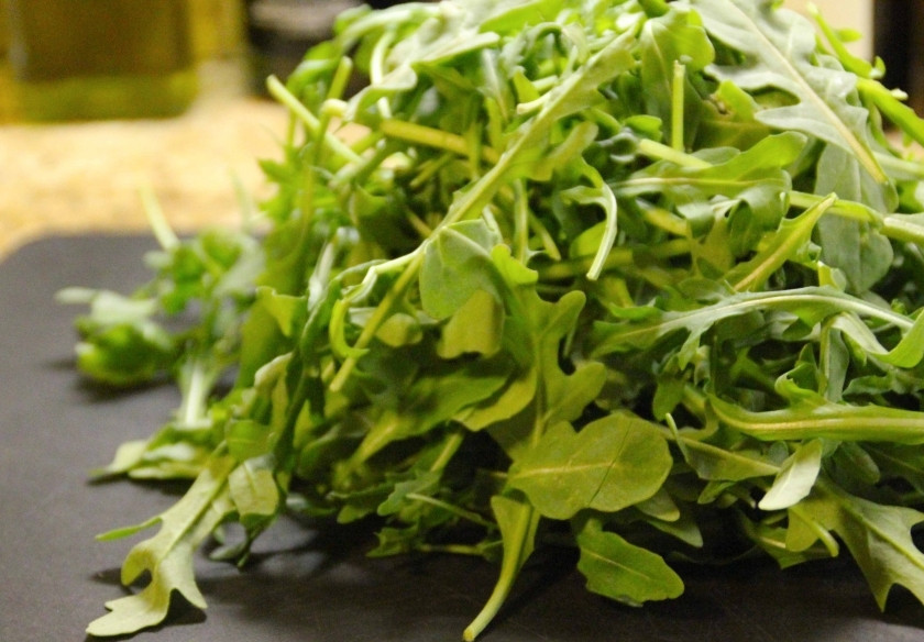 1. Этап. Салат из клубники и рукколы: Первым делом помойте рукколу, положите её на полотенце, чтобы она быстрее высохла.