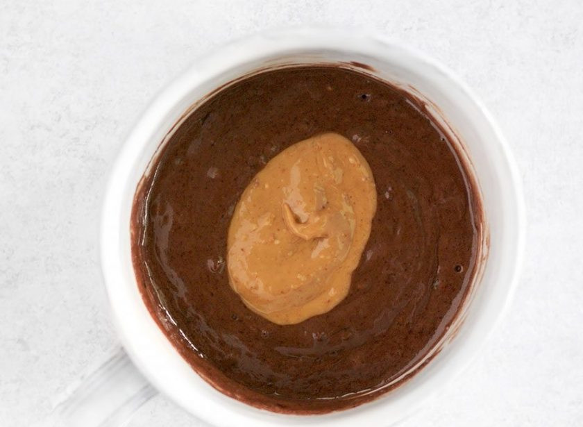 1. Этап. Шоколадный десерт в чашке: 3. Добавьте в центр столовую ложку арахисового масла.