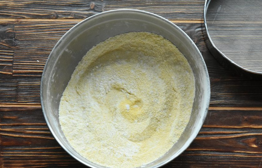 1. Этап. Проя: Соедините и смешайте сухие компоненты: пшеничную муку, кукурузную поленту, разрыхлитель, сахар и соль.