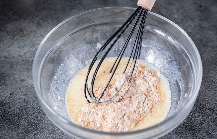 1. Этап. Пирог с патокой: Добавьте в смесь хлебные крошки. Венчиком перемешайте.