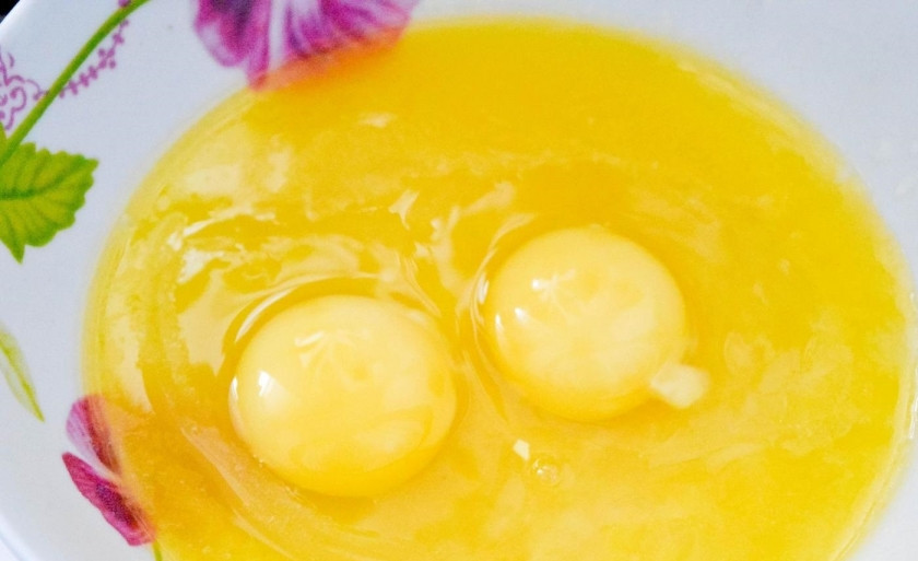 1. Этап. Лимонный кекс простой: 2. В немного охлажденное сливочное масло вбиваю по одному яйцу и взбиваю венчиком (миксером).