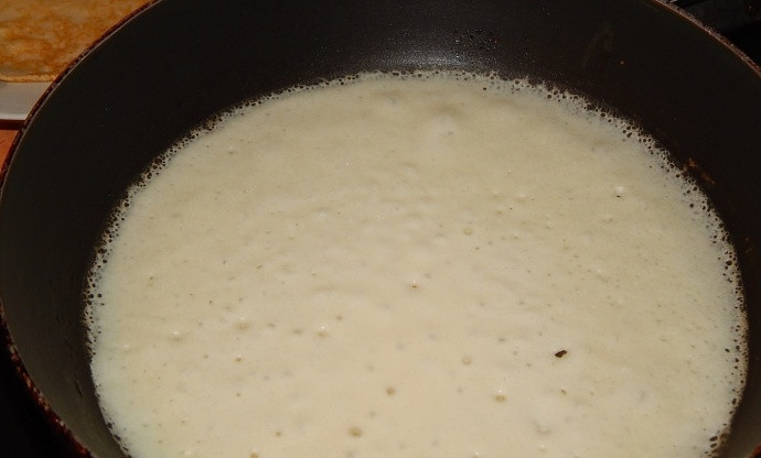 1. Этап. Вкусные блины на воде: Готовому тесту дайте постоять 30 минут. Половником выливайте тесто на разогретую и смазанную маслом сковороду и выпекайте 2-3 минуты.