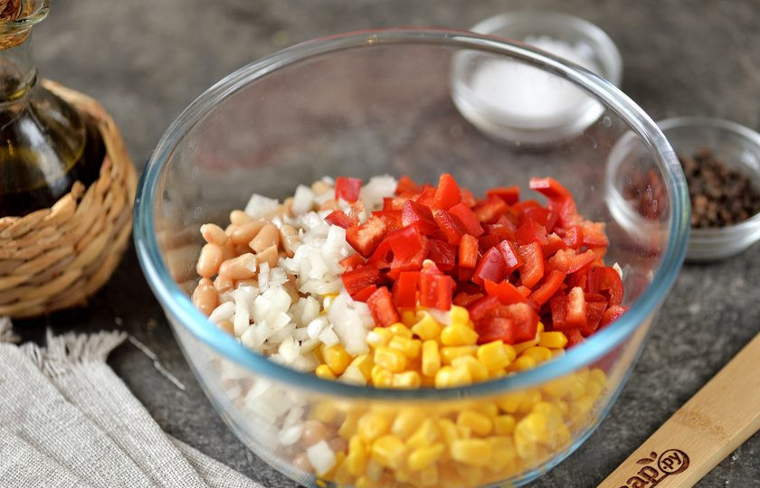 1. Этап. Салат Песня: Почистите перец от семян, мелко нарежьте белый лук, добавьте к остальным ингредиентам.