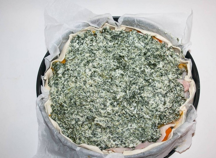 1. Этап. Пасхальный пирог со шпинатом и рикоттой: 3. Сверху выложите оставшуюся начинку из шпината.