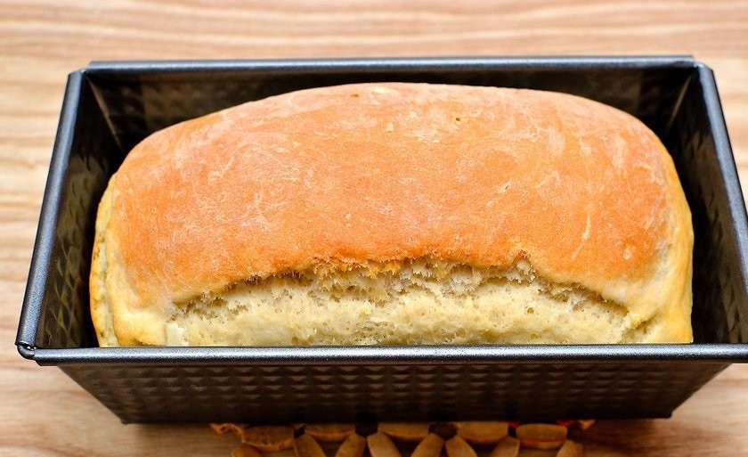 1. Этап. Хрустящий белый хлеб: 15. Достаньте хлеб из духовки и оставьте в форме до остывания.