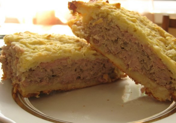 1. Этап. Кабачковый торт с фаршем: Накрываем оставшимся тестом из кабачков, потом форму прикройте фольгой. Отправляем в разогретую духовку на 30 минут. Наш кабачковый торт с фаршем готов. Его можно подать со сметаной. Приятного аппетита!