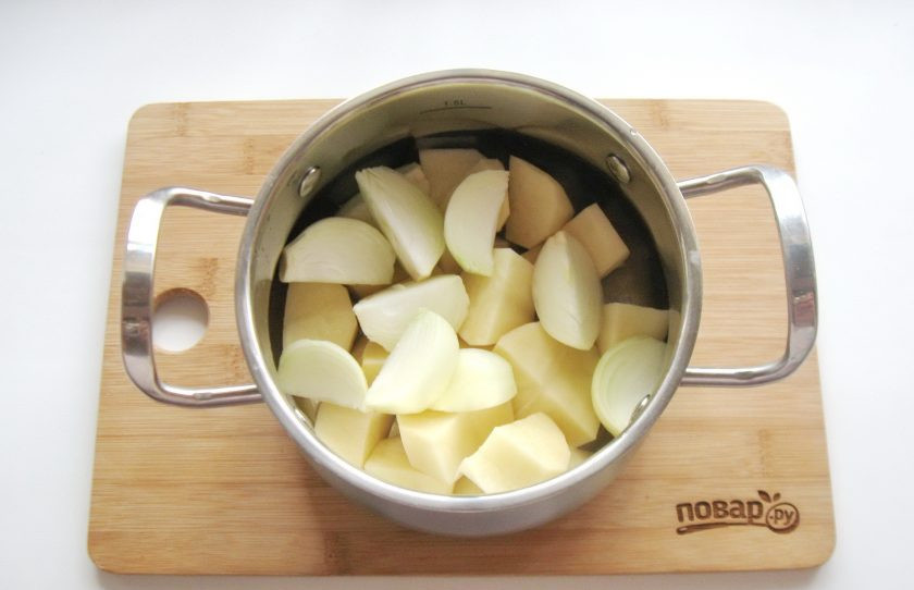 1. Этап. Луковое пюре: Лук очистите, помойте и нарежьте крупно. Добавьте в кастрюлю с картофелем.