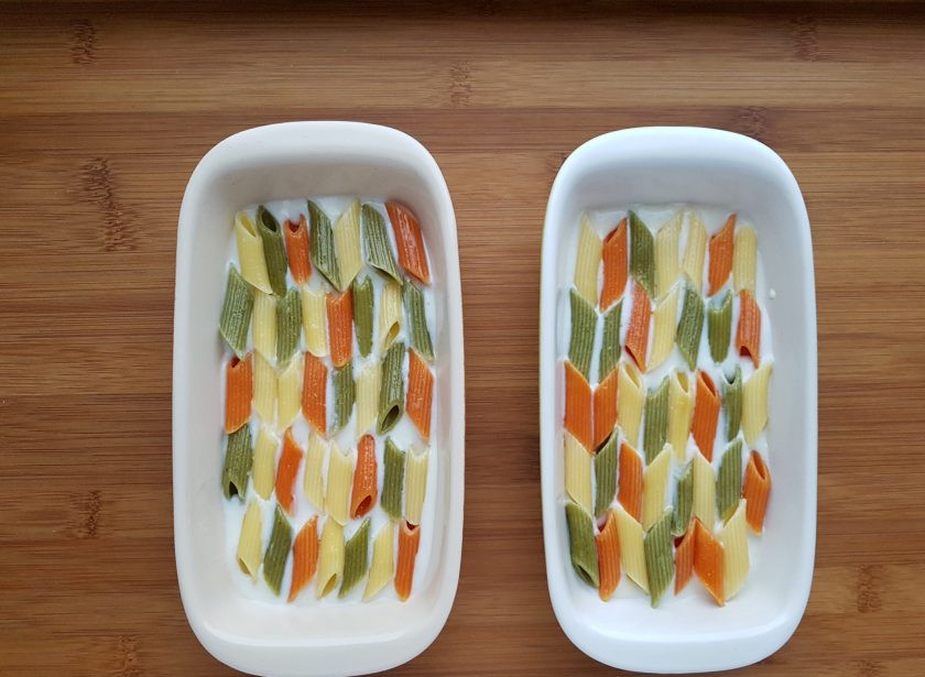 1. Этап. Запеканка по-неаполитански: Выложите макароны поверх соуса ровным слоем.