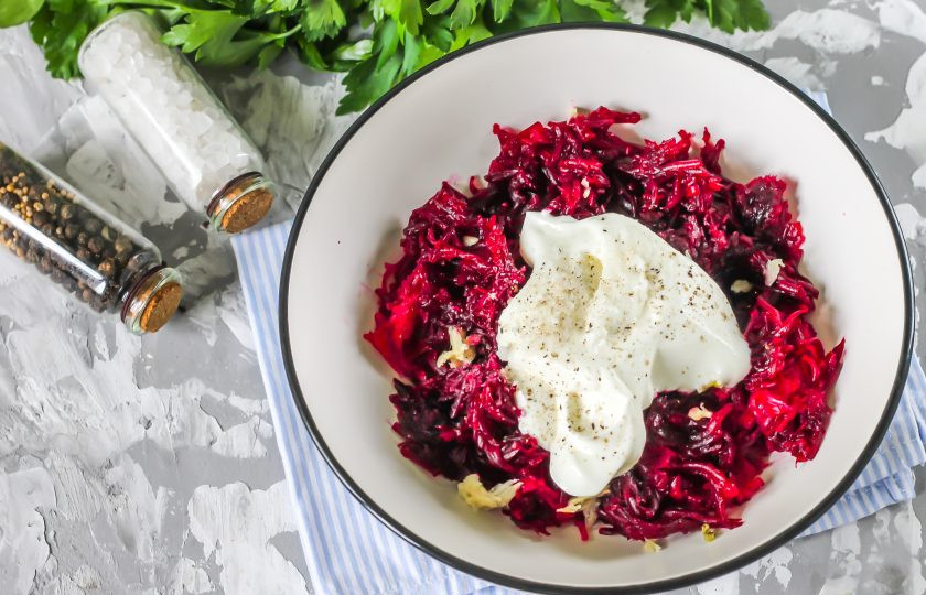 1. Этап. Свекла со сметаной и чесноком: Добавьте сметану любой жирности. За неимением такого молочного ингредиента его допустимо заменить легким майонезом или растительным маслом.