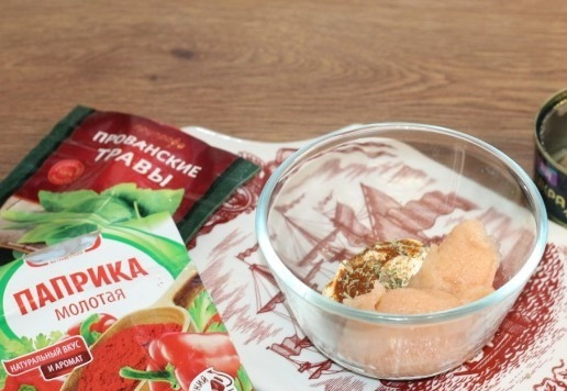 1. Этап. А-ля роллы с рыбой, сыром и авокадо: 11. Приготовим соус для запекания. Смешиваем 3 ст. л. майонеза (можно заменить на густую сметану) со сладкой паприкой (1ч. л.) и икрой (60 гр).