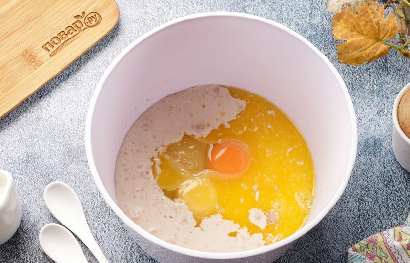 1. Этап. Пальчики дрожжевые: Затем добавьте растопленное масло и яйца.