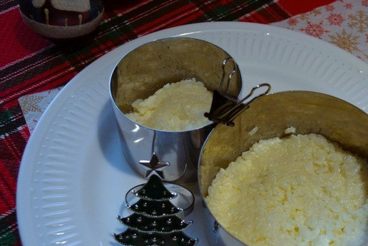 1. Этап. Салат слоёный Снеговик: Из сервировочных колец соорудить фигурку снеговика. Первый слой выложить заправленный рис, слегка утрамбовать.