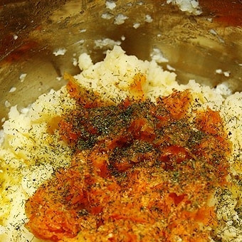 1. Этап. Постные вареники с картошкой: Делаем начинку вареников. Для этого картофель с небольшим количеством воды, в которой он варился, превращаем в пюре. Туда же добавляем 2/3 обжаренных лука и моркови, перец, соль и немного измельченной зелени (по вкусу). Сюда же можно немножечко капнуть растительного масла. Хорошенько все перемешиваем.