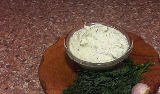 1. Этап. Новогодний салат с варено копченой индейкой: Приготовить межслойную промазку: смешать йогурт + мягкий сыр + чеснок + укроп