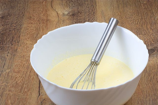 1. Этап. Крем Каталана: Сливки нагрейте на водяной бане до горячего состояния. Затем влейте их тонкой струёй в желтки, постоянно помешивая.