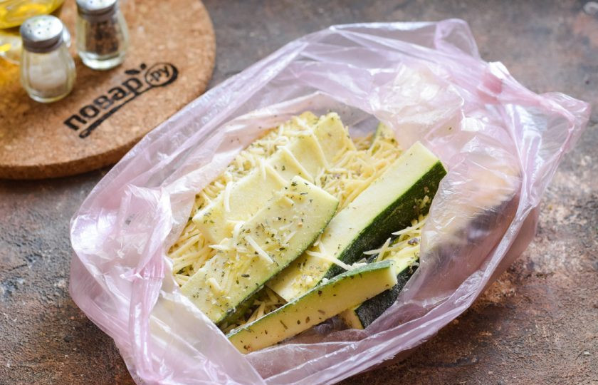 1. Этап. Цукини с сыром в духовке: Переложите цукини в пакет и хорошо все перемешайте.