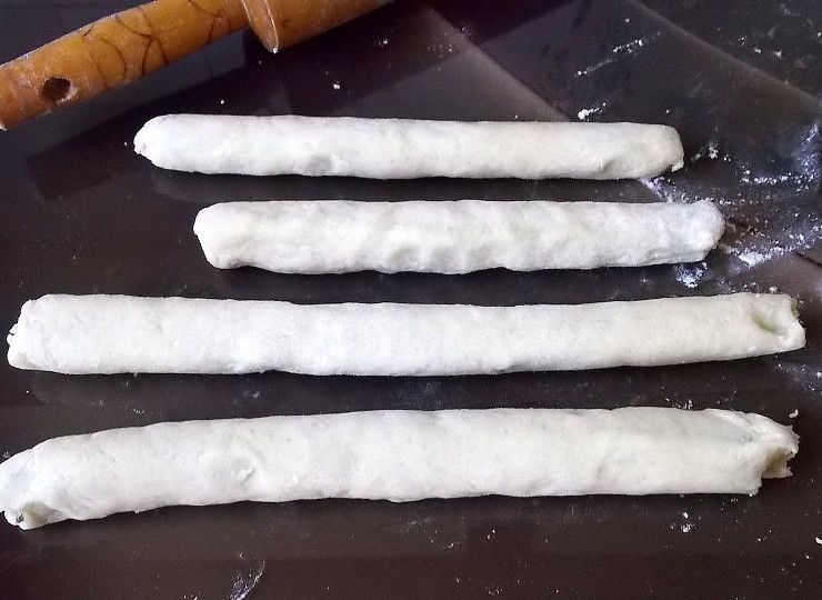 1. Этап. Сахарное печенье с ревенем: Раскатайте тесто в пласт толщиной 5 мм. Положите на край ревень и обверните его тестом в один оборот. Отрежьте лишнее тесто, края защипните, покатайте немного по столу.