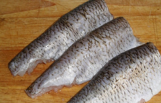 1. Этап. Котлеты из речной рыбы: Рыбку почистите, оставив только филе. Батон замочите в молоке на несколько минут.