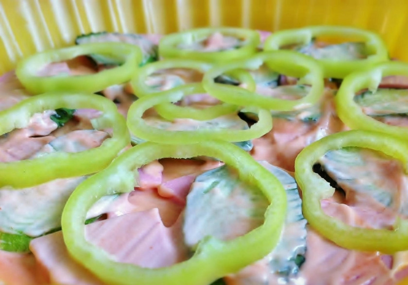 1. Этап. Закусочная пицца на слоеном тесте: 8. Выкладываю на колбасу подготовленный огурец и перец, отправляю заготовку в разогретый до 150 градусов духовой шкаф на 40 минут.