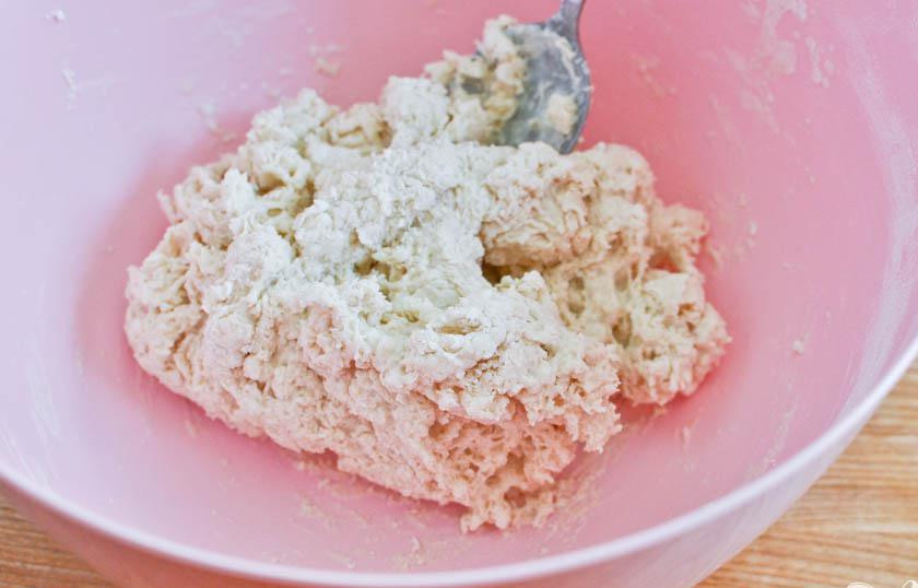 1. Этап. Домашние лепешки наан: 2. Не существует рецепта, указывающего точное количество необходимой жидкости для теста, поэтому добавлять ее нужно постепенно, пока тесто не сделается мягким. Перемешать тесто ложкой.