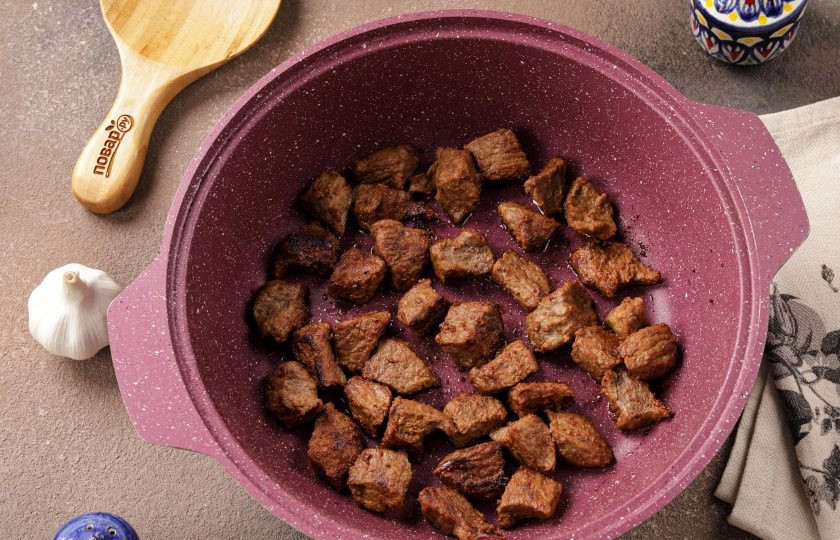 1. Этап. Плов с нутом и рисом: Обжарьте на максимальном огне до испарения жидкости и образования румяной корочки.