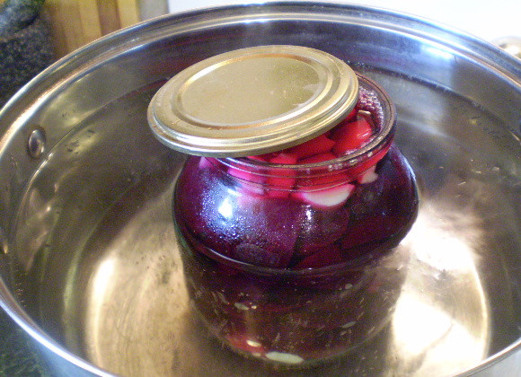 1. Этап. Закатка свеклы на зиму: Накрываем стерильной крышкой банку и стерилизуем 12-13 минут. Потом закатываем.