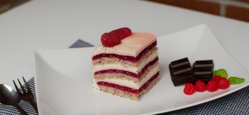 1. Этап. Малиновый торт: Охладите торт перед подачей. Приятного аппетита!