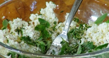 1. Этап. Цыплята в духовке: Включаем духовку на 200 градусов и готовим начинку. В творог добавляем соль и перец, разминаем вилкой. Добавляем по 2 веточки орегано и тимьяна. Травы можно заменить на прованские травы.