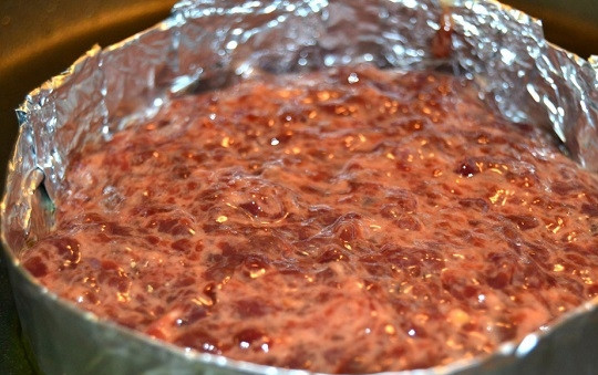 1. Этап. Печеночники: 4. Перемешайте все как следует. На сковороде разогрейте растительное масло. Выложите фарш. Чтобы печеночники в домашних условиях получились ровненькими, можно использовать круг из фольги.