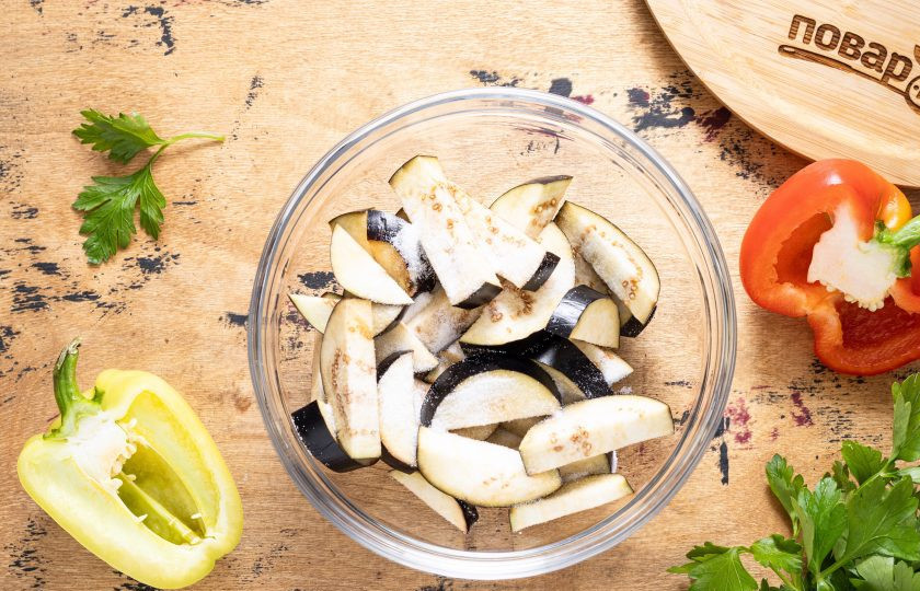 1. Этап. Жареные баклажаны с перцем: Баклажан помойте, нарежьте брусочками и подсолите. Оставьте на 15 минут, затем слейте жидкость, которую он выделили и обсушите бумажными салфетками.