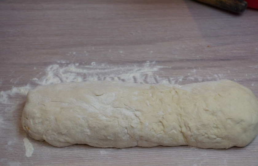 1. Этап. Стромболи: 8. Соедините края пласта теста, хорошо защипнув их так, чтобы начинка не прорвала пласт теста и шов не разошелся. Используйте муку для 