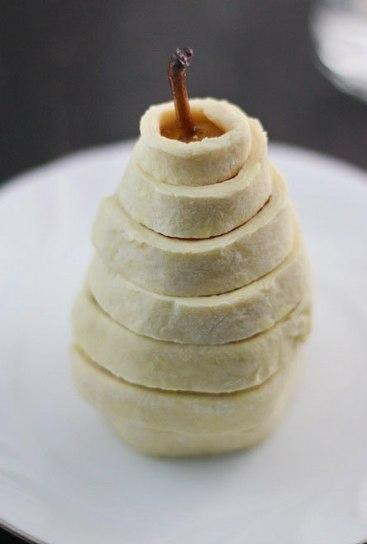 1. Этап. Медовые груши в слоеном тесте: Когда груши полностью завернуты в тесто, ставим их на противень, застеленный бумагой для выпекания и отправляем в духовку выпекаться на 20-30 минут, пока груши не покроются золотистой корочкой.