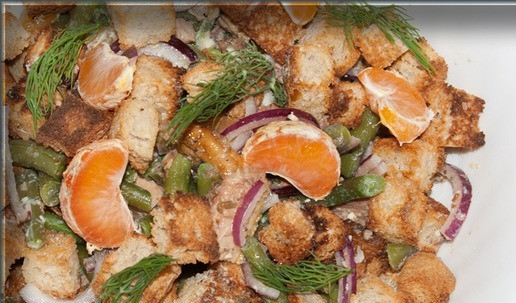 Салат с сайрой и сухариками 1. Этап. Салат с сайрой и сухариками: Сверху добавляете сухарики (я люблю побольше!), украшаете дольками мандарина и укропа. Вот и все! Наш салат готов! Приятного аппетита и будьте счастливы!