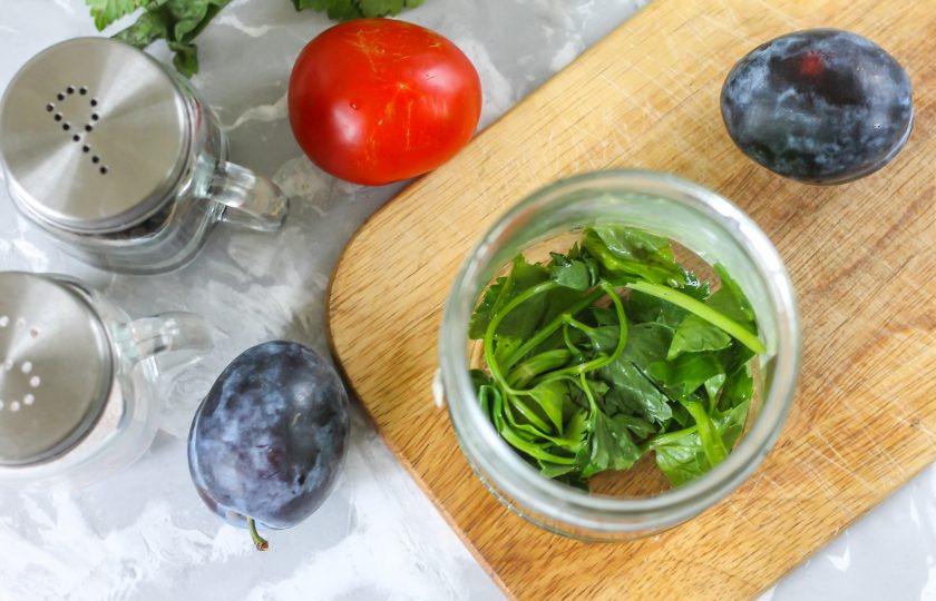 1. Этап. Помидоры с черносливом: Промойте емкость, промойте веточки сельдерея и выложите их в нее.