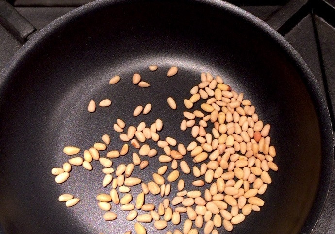 1. Этап. Салат с морковью и кедровыми орешками: 3. Разогрейте сухую сковороду и выложите на нее орешки.