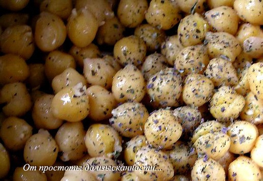 1. Этап. Нут с оливковым маслом и базиликом: Заправьте нут оливковым маслом, полейте соком лимона, добавьте базилик, соль и перец, перемешайте.