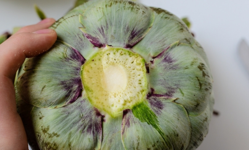 1. Этап. Артишоки в духовке: Отрежьте у артишока ножку под самое основание.