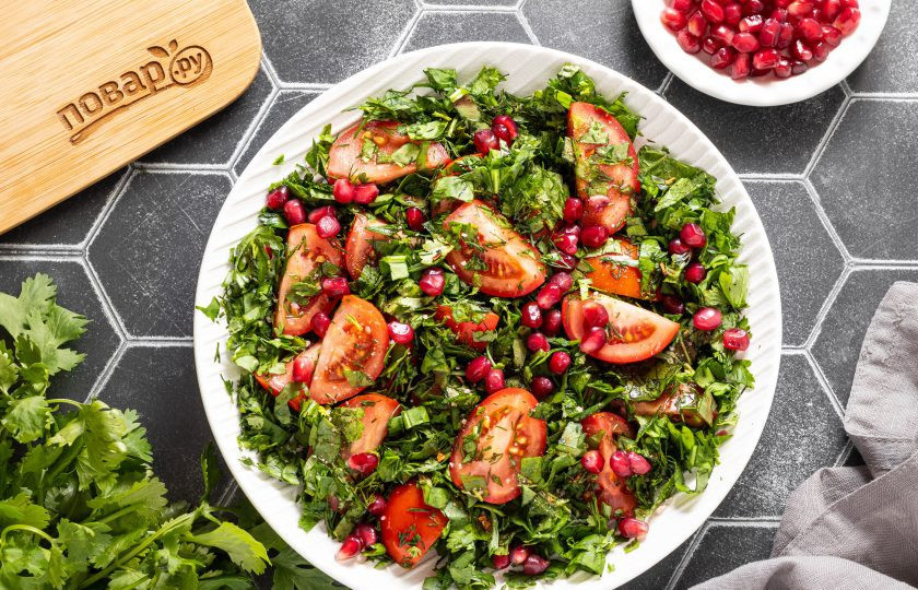 1. Этап. Салат Броцеули: Добавьте зерна граната.