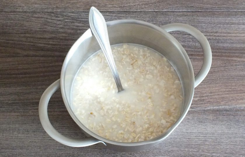 1. Этап. Кисель из овсянки для желудка: Через указанное время овсянка набухнет. Жидкость станет 