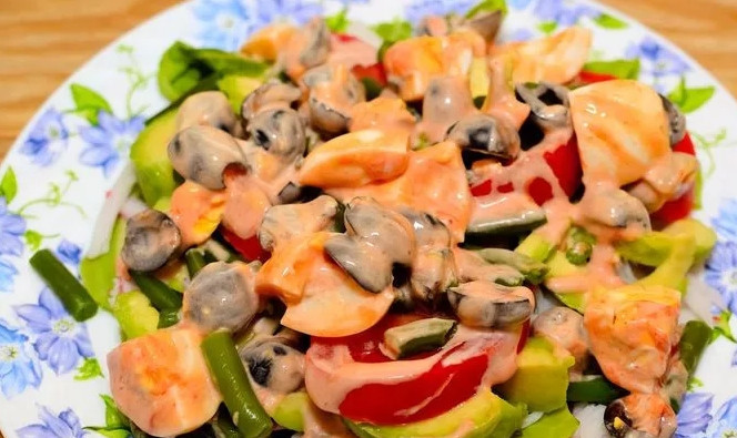 1. Этап. Салат из крабового мяса: 4. Поливаю салат приготовленной ранее заправкой, не перемешиваю и подаю к столу.