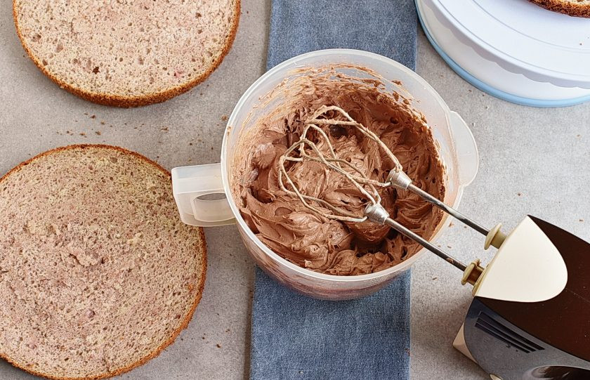 1. Этап. Клубничный торт с шоколадным кремом и глазурью: Для крема взбейте сливочное масло добела. Постепенно добавьте какао и медленно влейте сгущенное молоко, продолжая взбивать на средней скорости. Отдельно взбейте остатки сливок и вмешайте в крем.